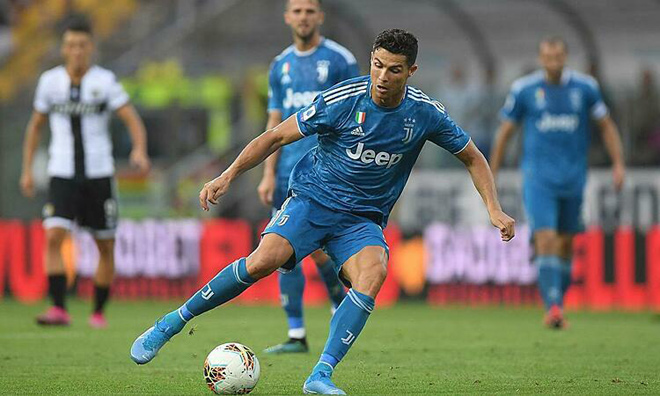Ronaldo giảm lương theo đề nghị của Chiellini.