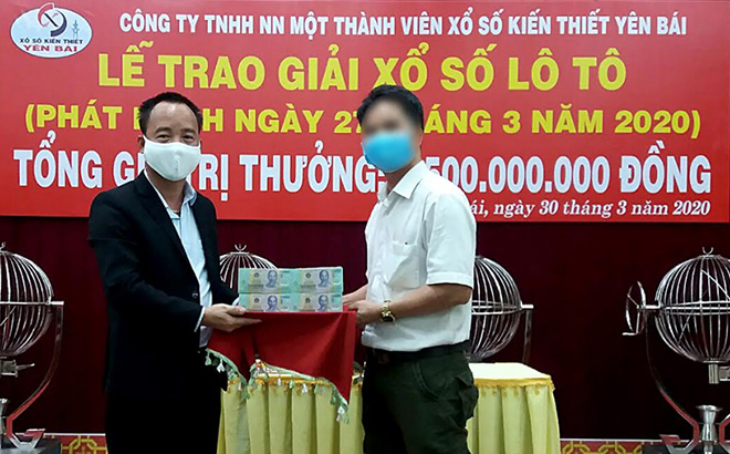 Ông Nguyễn Duy Tuyên - Chủ tịch kiêm Giám đốc công ty trao số tiền 2,5 tỷ đồng cho khách hàng may mắn trúng thưởng.