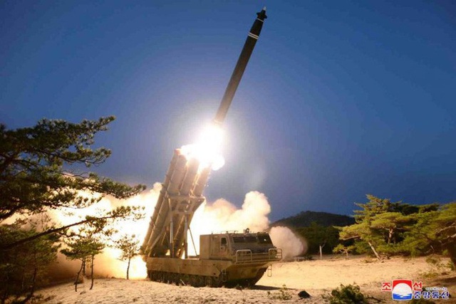 Truyền thông nhà nước Triều Tiên hôm 30-3 cho biết nước này đã thử nghiệm bệ phóng tên lửa đa nòng “siêu lớn” thành công.