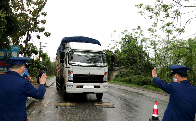 Cân kiểm tra tải trọng xe trên quốc lộ 37, đoạn qua thị trấn Thác Bà, huyện Yên Bình.