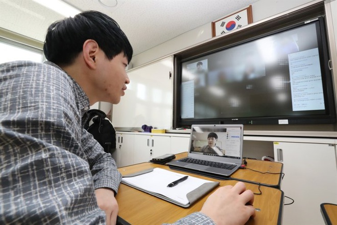 Học sinh Hàn Quốc bắt đầu học kỳ mới với phương pháp học online từ ngày 9/4.