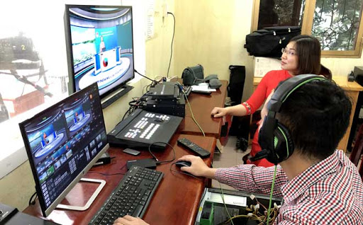 Sở Giáo dục- Đào tạo phối hợp với Cổng Thông tin điện tử tỉnh Yên Bái thực hiện chương trình dạy học qua hệ thống video bài giảng được xây dựng cho học sinh khối 9 và khối 12. (Ảnh: Thanh Chi)