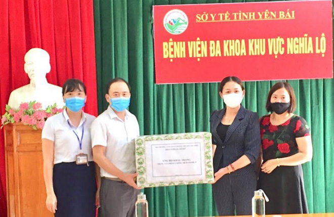 Trường tiểu học KIm Đồng tặng Bệnh viện Đa khoa khu vực Nghĩa Lộ 1.400 chiếc khẩu trang phòng, chống dịch COVID-19