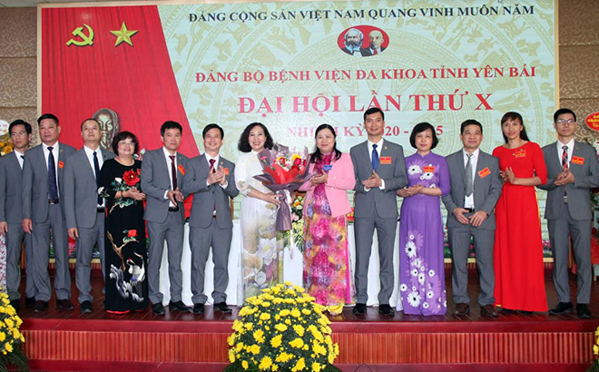 Ban Chấp hành Đảng bộ Bệnh viện Đa khoa tỉnh Yên Bái khóa X, nhiệm kỳ 2020 - 2025 ra mắt Đại hội.
