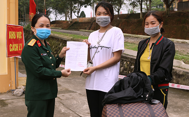 Sau 14 ngày cách ly, điều trị chị V.H.L ở phường Nguyễn Phúc, thành phố Yên Bái cảm động chia tay cán bộ, nhân viên y tế trở về nhà.