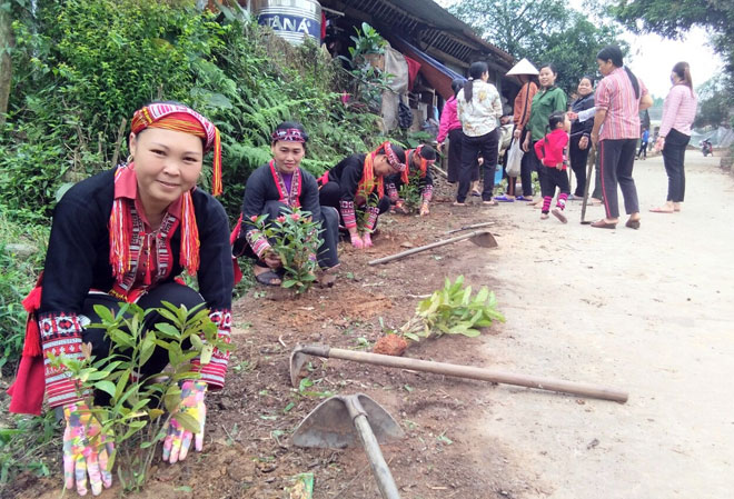 Hội viên phụ nữ xã Phúc Lợi, huyện Lục Yên trồng hoa hưởng ứng ngày 8/3.