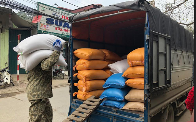 Các đại lý gạo trên địa bàn thành phố Yên Bái đang bảo đảm nguồn cung cho khách hàng.