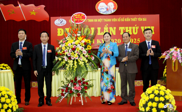 Đồng chí Triệu Tiến Thịnh - Phó Chủ tịch HĐND tỉnh cùng lãnh đạo Đảng ủy Khối các cơ quan và Doanh nghiệp tỉnh tặng hoa chúc mừng Đại hội.