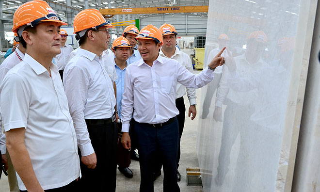 Đoàn công tác tỉnh Vân Nam cùng các lãnh đạo tỉnh và huyện Yên Bình tham quan hoạt động sản xuất của Công ty TNHH Một thành viên Đá trắng Bảo Lai. Ảnh Đức Toàn