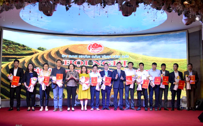 Leaders of Yen Bai province grant investment intention certificates to investors in February 2020.