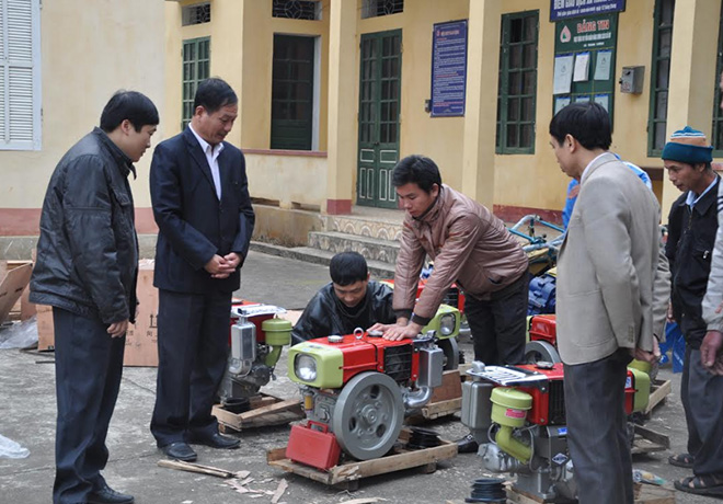 Nông dân xã Thanh Lương, huyện Văn Chấn nhận nông cụ hỗ trợ để cơ giới hóa sản xuất nông nghiệp.