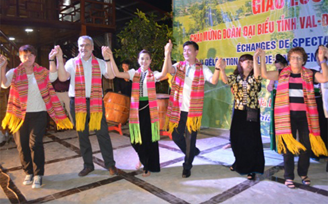 A cultural exchange programme between Val de Marne department of France and Yen Bai province in Nghia Lo town.
