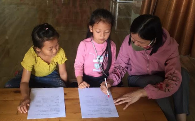 A teacher at Phuc Son primary school sends homework to students at home and gives tutorship to those with weak capacity.