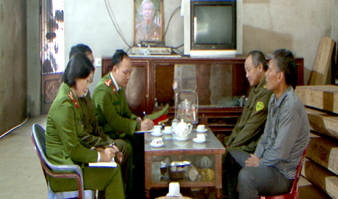 Trung tá Vũ Thị Thanh Thủy xuống địa bàn nắm bắt tình hình cơ sở.