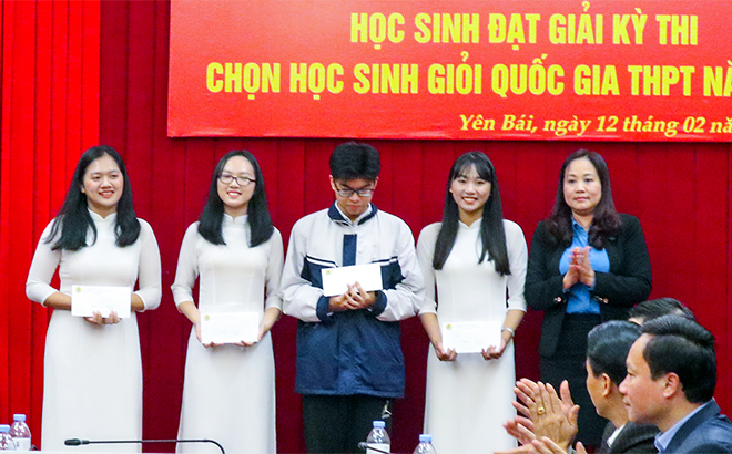 Lãnh đạo Công đoàn ngành giáo dục và đào tạo trao thưởng cho các em đạt giải Nhất, giải Nhì tại kỳ thi chọn học sinh giỏi THPT Quốc gia năm 2019.