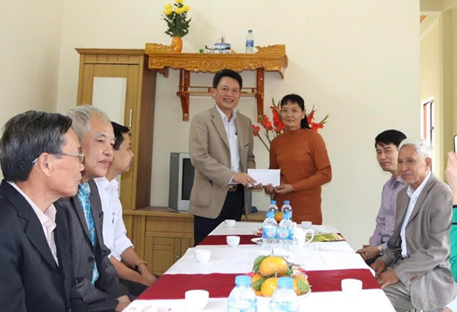 Lãnh đạo phường Yên Ninh trao kinh phí hỗ trợ cho gia đình bà Đỗ Thị Hương.