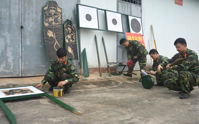 Cán bộ, nhân viên Ban CHQS huyện Văn Yên chuẩn bị mô hình học cụ huấn luyện.