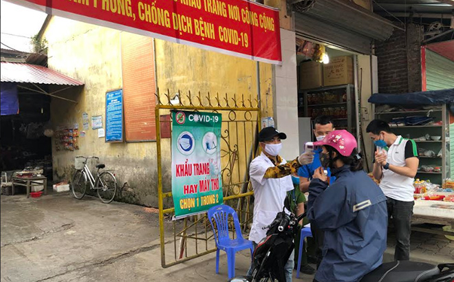 Lực lượng chức năng làm nhiệm vụ tại chốt kiểm soát vào cổng chợ Yên Thịnh, thành phố Yên Bái.
