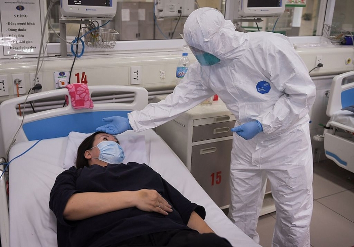 Thứ trưởng Bộ Y tế Nguyễn Trường Sơn thăm và động viên bệnh nhân mắc Covid-19 đang điều trị tại Bệnh viện Bệnh Nhiệt đới Trung ương cơ sở Kim Chung, Đông Anh, Hà Nội.