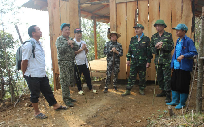 Lãnh đạo huyện Trạm Tấu trao đổi với nhân dân về quản lý bảo vệ rừng.
