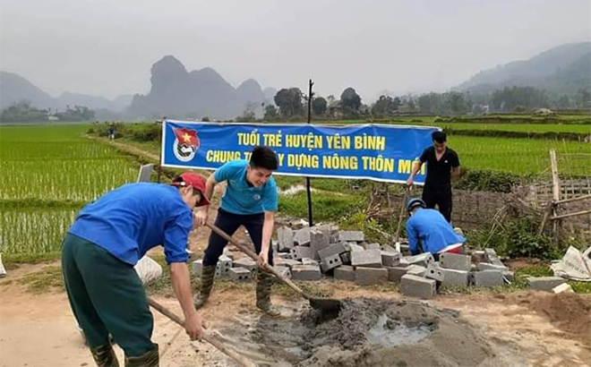 Đoàn viên thanh niên xã Xuân Long, huyện Yên Bình xây dựng bể chứa bao bì thuốc bảo vệ thực vật trên các cánh đồng trong xã.