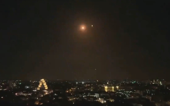 Tên lửa phòng không Syria bắn hạ thành công các tên lửa được cho là của Israel nhắm vào thủ đô Damascus tối 28-2 - Ảnh chụp màn hình