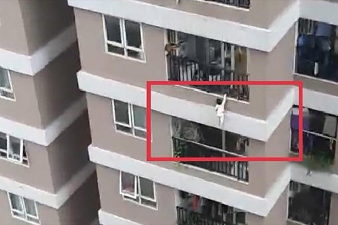 Chung cư - nơi bé gái rơi từ tầng 12 xuống, nhưng may mắn không nguy hiểm đến tính mạng.