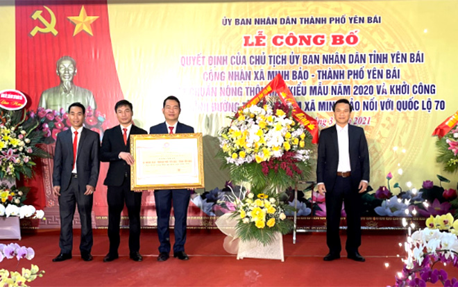 Lãnh đạo Sở Nông nghiệp và Phát triển nông thôn trao Quyết định của Chủ tịch UBND tỉnh công nhận xã Minh Bảo đạt chuẩn nông thôn mới kiểu mẫu năm 2020.
