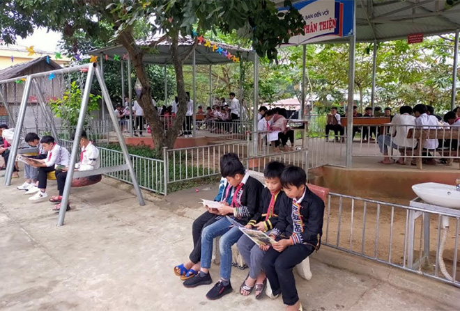 Học sinh Trường Phổ thông DTBT THCS Lang Thíp, huyện Văn Yên đọc sách tại Thư viện xanh của nhà trường (ảnh chụp trước ngày 26/1).