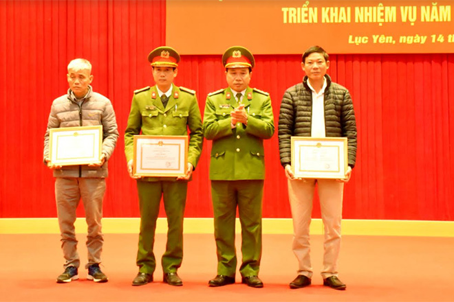 Lãnh đạo Công an tỉnh tặng giấy khen cho các cá nhân và tập thể của huyện Lục Yên có thành tích xuất sắc trong Phong trào “Toàn dân bảo vệ an ninh Tổ quốc” năm 2020.