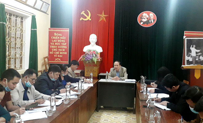 Phó Bí thư Thường trực Huyện ủy Yên Bình Nguyễn Dũng Giang làm việc với Ủy ban bầu cử xã Vĩnh Kiên