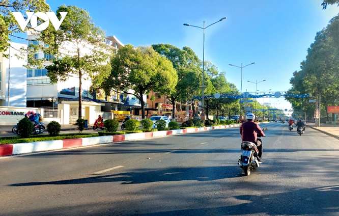 Các tuyến đường ở thành phố Buôn Ma Thuột đều xanh mướt bóng cây.