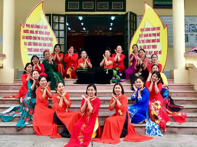 Chị em Hội Liên hiệp phụ nữ phường Trung Tâm, thị xã Nghĩa Lộ duyên dáng trong tà áo dài truyền thống.