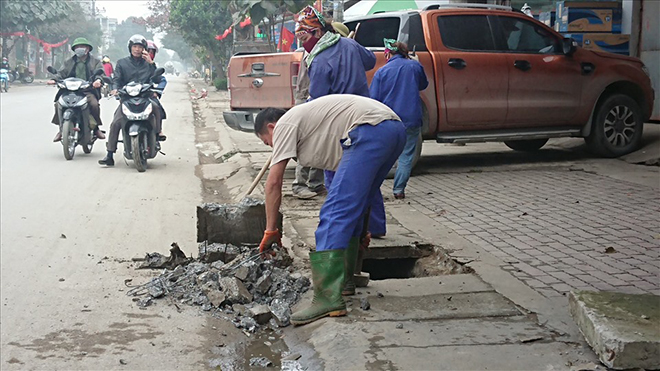 Công nhân Ban quản lý dự án đường bộ 2 đã tiến hành sửa chữa lại các nắp cống bị hư hỏng tại tuyến đường Ngô Minh Loan.