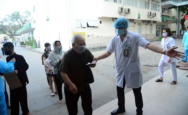 Người dân tới khám bệnh tại Bệnh viện Bạch Mai