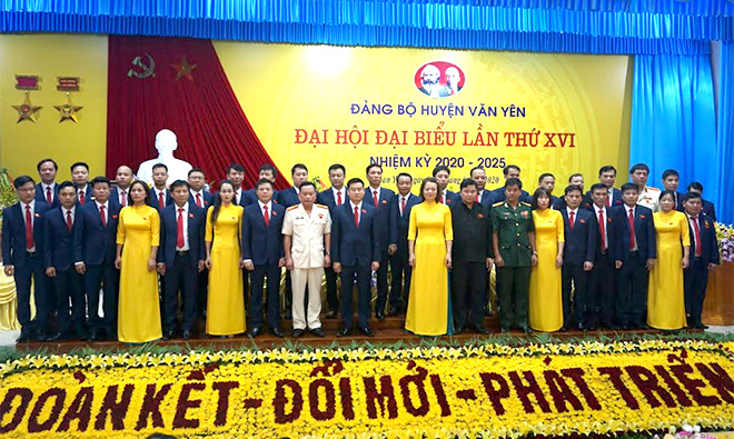 Ban Chấp hành Đảng bộ huyện Văn Yên khóa XVI, nhiệm kỳ 2020 - 2025 ra mắt và hứa trước Đại hội sẽ tiếp tục lãnh đạo xây dựng Đảng bộ ngày càng vững mạnh về tư tưởng, chính trị, tổ chức và đạo đức.