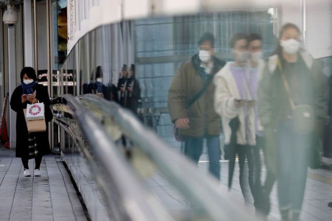 Người dân mang khẩu trang trên đường phố Tokyo, Nhật Bản.