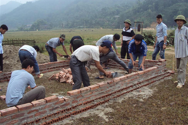 Học viên học nghề xây dựng.