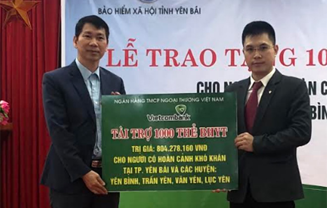 Vietcombank Chi nhánh Yên Bái trao số tiền trên 804 triệu đồng cho Bảo hiểm xã hội tỉnh để mua 1.000 thẻ bảo hiểm y tế.