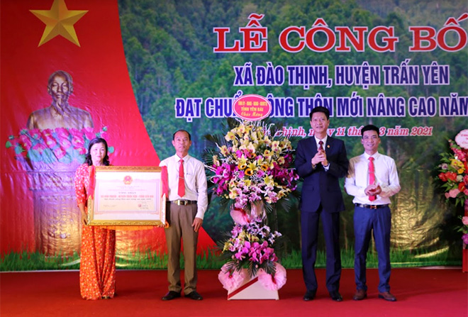 Đồng chí Nguyễn Thế Phước - Phó Chủ tịch Thường trực UBND tỉnh trao bằng công nhận xã Đào Thịnh đạt chuẩn NTM nâng cao.