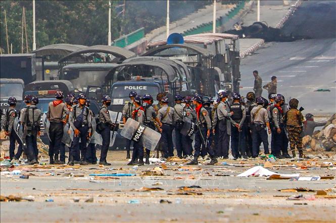 Cảnh sát Myanmar siết chặt an ninh tại quận Hlaingthaya, thành phố Yangon ngày 14/3/2121.