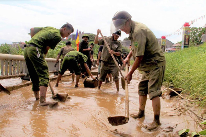 Tuổi trẻ Công an tỉnh Yên Bái giúp dân vệ sinh đường sau lũ