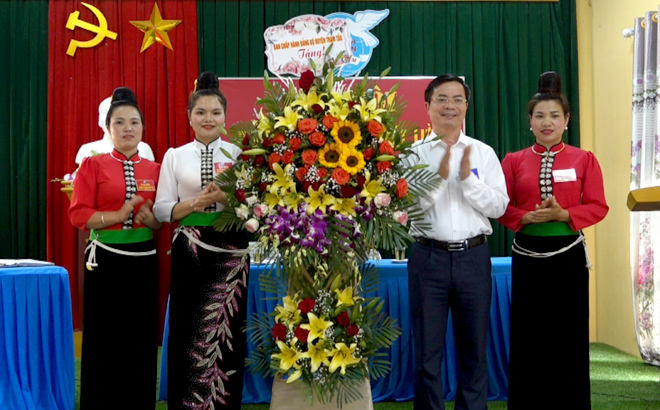 Đồng chí Trịnh Văn Xuê - Phó Bí thư Thường trực Huyện ủy Trạm Tấu tặng hoa chúc mừng Đại hội.