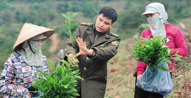 Cán bộ Trạm Kiểm lâm Suối Xuân, Hạt Kiểm lâm Văn Chấn hướng dẫn người dân trồng rừng vụ xuân 2021.