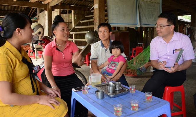 Cán bộ Ngân hàng Chính sách xã hội huyện Văn Chấn nắm bắt nhu cầu vay vốn của nông dân vùng đồng bào dân tộc thiểu số. (Ảnh: T.L)