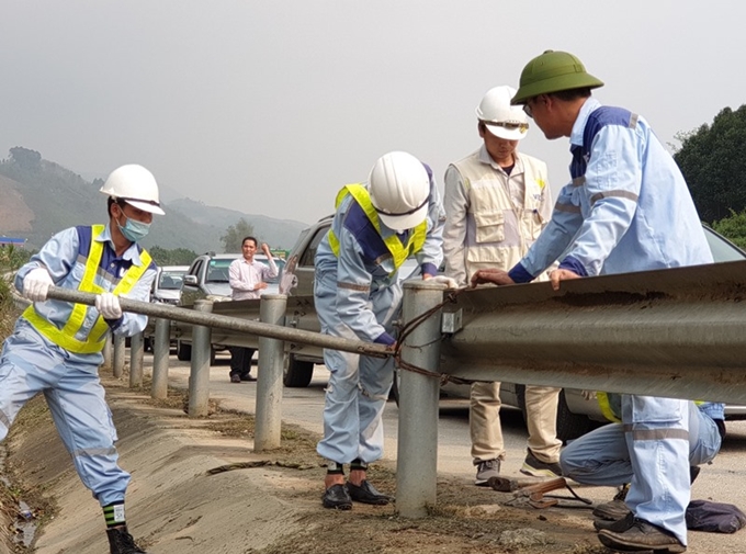 Lực lượng chức năng kiểm tra, rào chắn lại các điểm hộ lan, tôn sóng trên tuyến cao tốc Nội Bài - Lào Cai bị tháo dỡ để kinh doanh hàng ăn, đổ nước mui xe ô-tô.