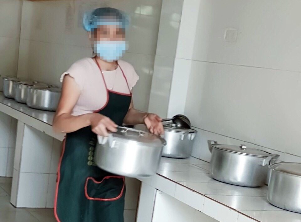 Các bữa ăn tại trường bị phụ huynh phản ánh là không đầy đủ.