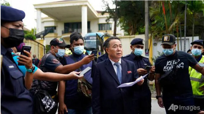 Tham tán Kim Yu Song (giữa) tuyên bố về quyết định rời khỏi Malaysia bên ngoài đại sứ quán ở Kuala Lumpur ngày 21/3.