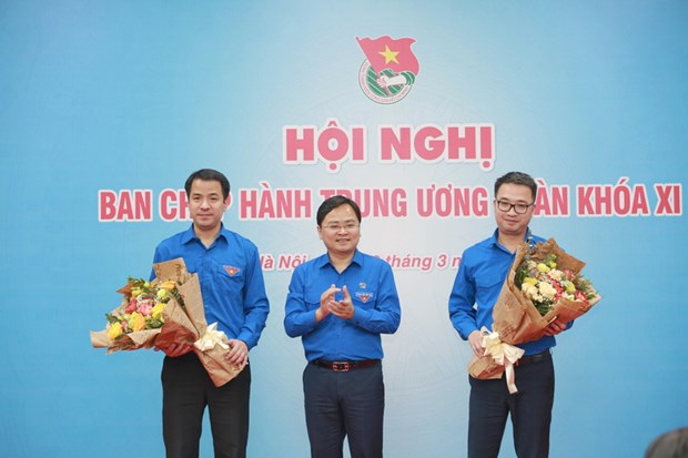 Ông Nguyễn Anh Tuấn - Ủy viên Trung ương Đảng, Bí thư thứ nhất Trung ương Đoàn chúc mừng ông Nguyễn Tường Lâm (phải) và ông Ngô Văn Cương (trái) vừa được bầu tham gia Ban Bí thư Trung ương Đoàn.