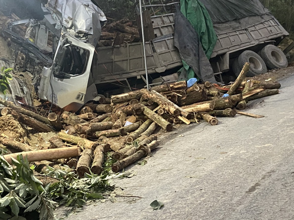 Hiện trường vụ tai nạn giao thông làm 7 người chết ở dốc Bả Vai, xã Trí Nang, huyện Lang Chánh (Thanh Hóa) sáng 23-3